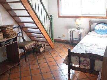 Chalet reciclado 5 dormitorios, jardín piscina, cochera x 2. Impecable.