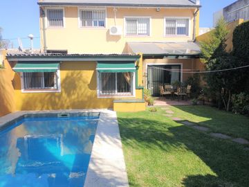 Chalet reciclado 5 dormitorios, jardín piscina, cochera x 2. Impecable.