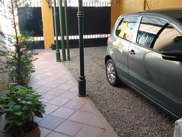Chalet reciclado 5 dormitorios, jardín piscina, cochera x 2. Impecable.
