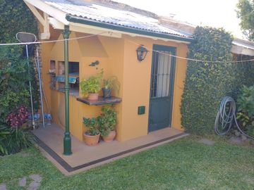 Chalet reciclado 5 dormitorios, jardín piscina, cochera x 2. Impecable.