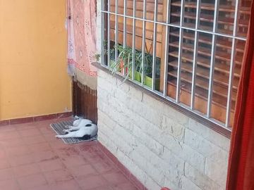 Luminoso depto de 3 amb. en Lomas de San Isidro con patio.