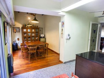 VENTA - Casa al frente de 3 dormitorios, cochera y jardín - Azcuénaga, Rosario.