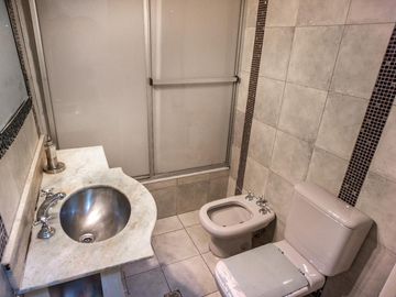 VENTA - Casa al frente de 3 dormitorios, cochera y jardín - Azcuénaga, Rosario.