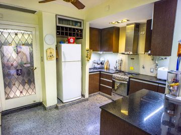 VENTA - Casa al frente de 3 dormitorios, cochera y jardín - Azcuénaga, Rosario.