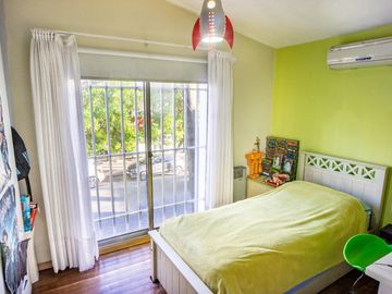 VENTA - Casa al frente de 3 dormitorios, cochera y jardín - Azcuénaga, Rosario.