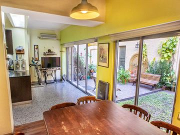 VENTA - Casa al frente de 3 dormitorios, cochera y jardín - Azcuénaga, Rosario.