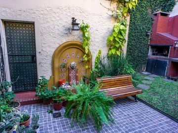 VENTA - Casa al frente de 3 dormitorios, cochera y jardín - Azcuénaga, Rosario.