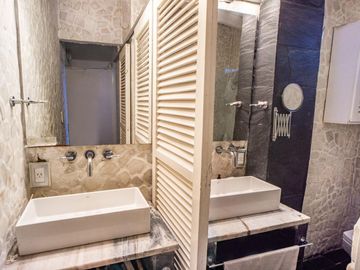VENTA - Casa al frente de 3 dormitorios, cochera y jardín - Azcuénaga, Rosario.