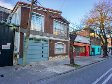 VENTA - Casa al frente de 3 dormitorios, cochera y jardín - Azcuénaga, Rosario.
