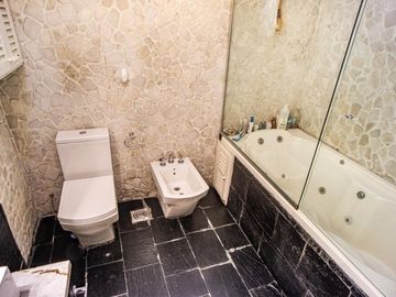 VENTA - Casa al frente de 3 dormitorios, cochera y jardín - Azcuénaga, Rosario.
