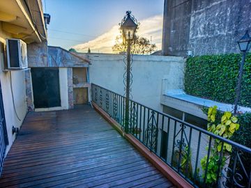VENTA - Casa al frente de 3 dormitorios, cochera y jardín - Azcuénaga, Rosario.