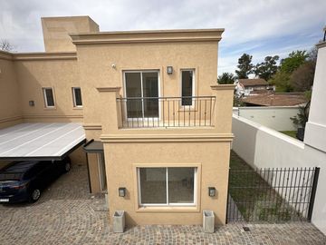 Casa PH en Ituzaingó 5 ambientes con patio y parrilla, 4 dormitorios, 2 baños