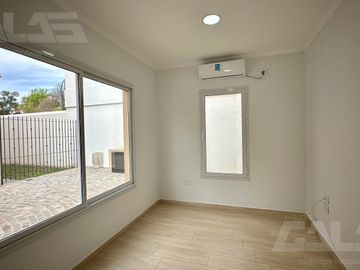 Casa PH en Ituzaingó 5 ambientes con patio y parrilla, 4 dormitorios, 2 baños