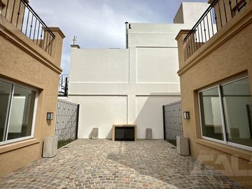 Casa PH en Ituzaingó 5 ambientes con patio y parrilla, 4 dormitorios, 2 baños