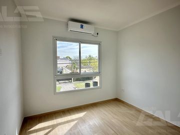 Casa PH en Ituzaingó 5 ambientes con patio y parrilla, 4 dormitorios, 2 baños