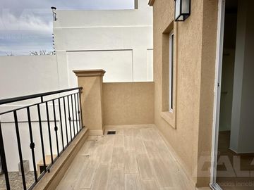Casa PH en Ituzaingó 5 ambientes con patio y parrilla, 4 dormitorios, 2 baños