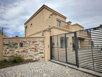 Casa PH en Ituzaingó 5 ambientes con patio y parrilla, 4 dormitorios, 2 baños