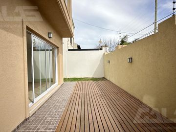 Casa PH en Ituzaingó 5 ambientes con patio y parrilla, 4 dormitorios, 2 baños