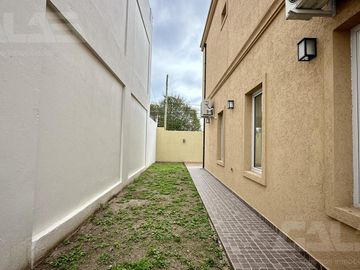 Casa PH en Ituzaingó 5 ambientes con patio y parrilla, 4 dormitorios, 2 baños