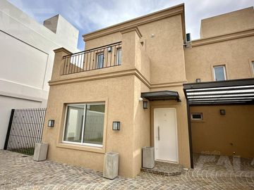 Casa PH en Ituzaingó 5 ambientes con patio y parrilla, 4 dormitorios, 2 baños