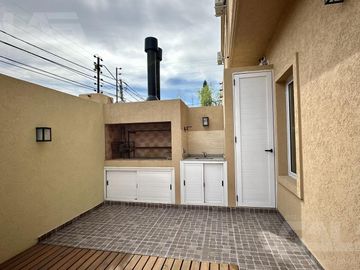 Casa PH en Ituzaingó 5 ambientes con patio y parrilla, 4 dormitorios, 2 baños