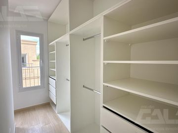 Casa PH en Ituzaingó 5 ambientes con patio y parrilla, 4 dormitorios, 2 baños
