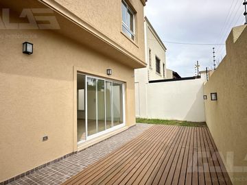 Casa PH en Ituzaingó 5 ambientes con patio y parrilla, 4 dormitorios, 2 baños