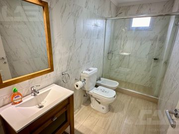 Casa PH en Ituzaingó 5 ambientes con patio y parrilla, 4 dormitorios, 2 baños