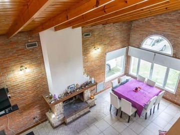 Casa en venta - 4 Dormitorios 4 Baños - 880Mts2 - Pilar