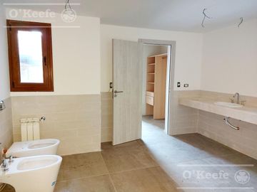 Departamento en venta de 5 ambientes en Bariloche sobre costa de lago