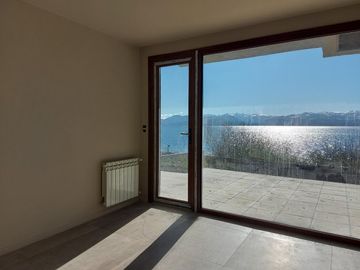Departamento en venta de 5 ambientes en Bariloche sobre costa de lago