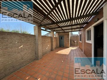 CASA DE DOS DORM  CON COCHERA CUBIERTA, PATIO Y JARDIN EN ROLDAN