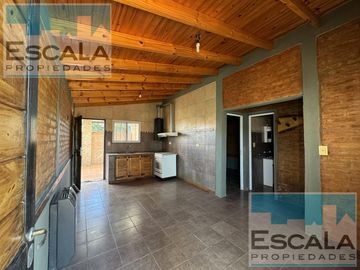 CASA DE DOS DORM  CON COCHERA CUBIERTA, PATIO Y JARDIN EN ROLDAN