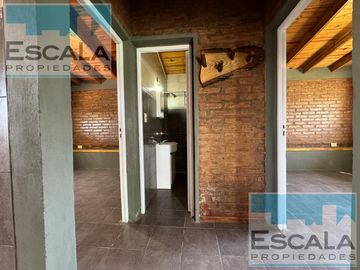 CASA DE DOS DORM  CON COCHERA CUBIERTA, PATIO Y JARDIN EN ROLDAN