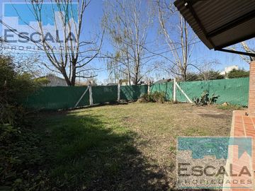 CASA DE DOS DORM  CON COCHERA CUBIERTA, PATIO Y JARDIN EN ROLDAN