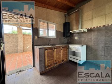 CASA DE DOS DORM  CON COCHERA CUBIERTA, PATIO Y JARDIN EN ROLDAN