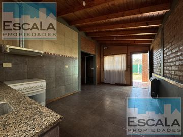 CASA DE DOS DORM  CON COCHERA CUBIERTA, PATIO Y JARDIN EN ROLDAN