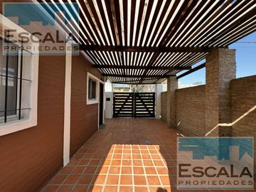 CASA DE DOS DORM  CON COCHERA CUBIERTA, PATIO Y JARDIN EN ROLDAN