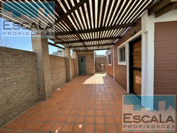 CASA DE DOS DORM  CON COCHERA CUBIERTA, PATIO Y JARDIN EN ROLDAN