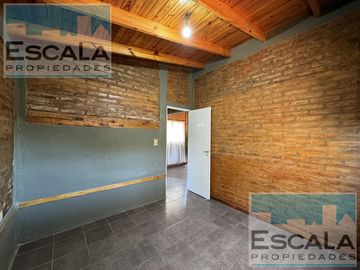 CASA DE DOS DORM  CON COCHERA CUBIERTA, PATIO Y JARDIN EN ROLDAN