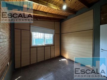 CASA DE DOS DORM  CON COCHERA CUBIERTA, PATIO Y JARDIN EN ROLDAN
