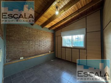 CASA DE DOS DORM  CON COCHERA CUBIERTA, PATIO Y JARDIN EN ROLDAN