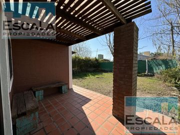 CASA DE DOS DORM  CON COCHERA CUBIERTA, PATIO Y JARDIN EN ROLDAN