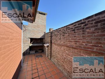 CASA DE DOS DORM  CON COCHERA CUBIERTA, PATIO Y JARDIN EN ROLDAN