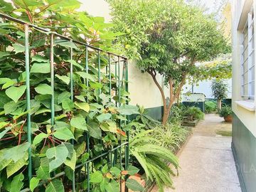 venta PH en PB al FRENTE con cochera, patio  y jardín ENTRADA INDEPENDIENTE