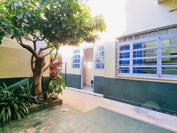 venta PH en PB al FRENTE con cochera, patio  y jardín ENTRADA INDEPENDIENTE