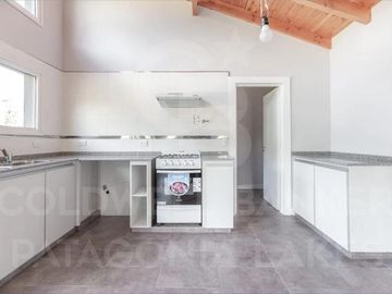 VENTA casa 4 ambientes 126 m2, 500 m2 de lote, amoblada, Bar