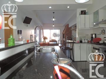 Venta - Casa -  Hermosa - Lanús Este
