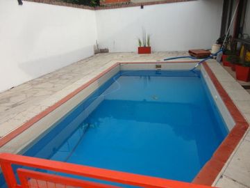 Gran chalet 3 dorm c/garage pasante. Lote Fte doble. Banfield Este.