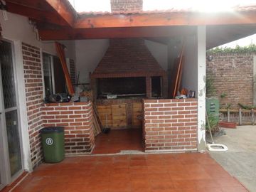 Gran chalet 3 dorm c/garage pasante. Lote Fte doble. Banfield Este.